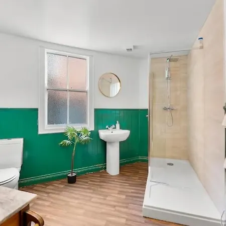 Harbourside Haven - Stylish For 8 *